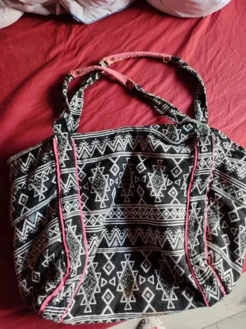 Sac noir blanc et rose bon état motif aztèque