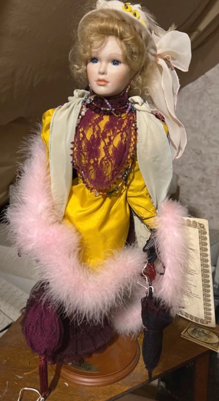 Poupée de collection en porcelaine La vie parisienne de Mundia - photo numéro 3