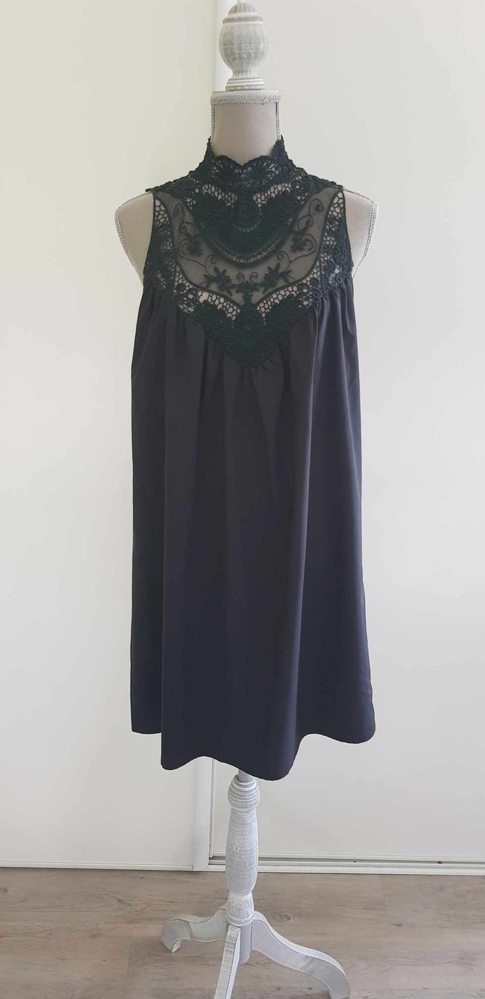 Robe fluide et légère, décolleté dentelle et dos nu