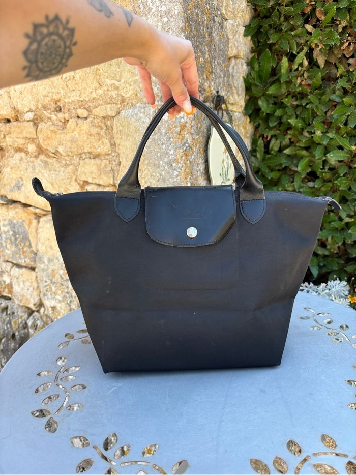 Longchamp Le Pliage M noir – porté main – cuir verni noir – authentique