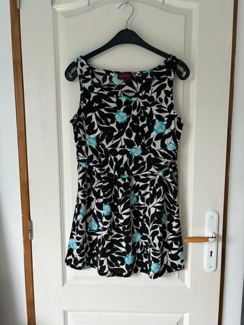 Robe courte noire et blanche avec fleurs bleues