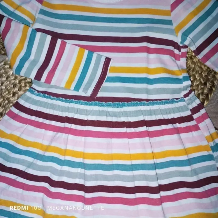 🎨👗 Robe H&M – 4 ans / 104 cm – Colorée & Confortable - photo numéro 3
