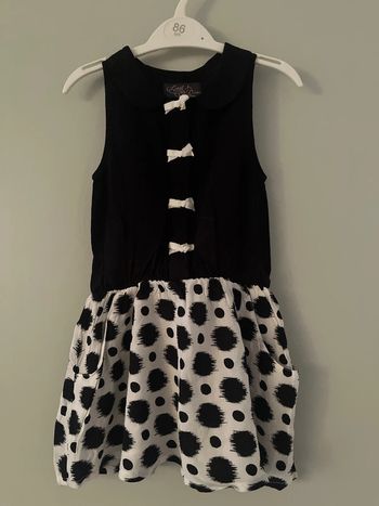 Robe noire et blanche sans manches taille 3 - 4 ans