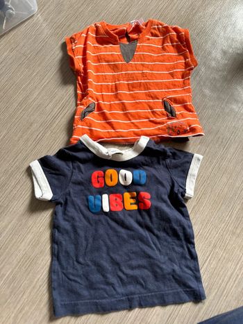 2 tee shirt  12 mois très bon état