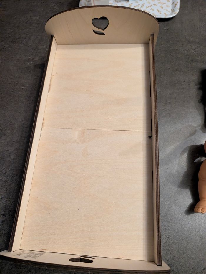 Lit en bois corolle et bébé en plastique - photo numéro 3