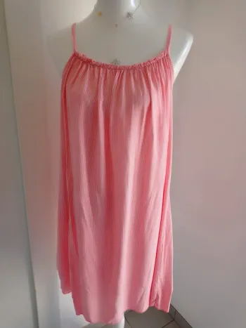 Robe d'été légère rose à rayures blanches fines bretelles