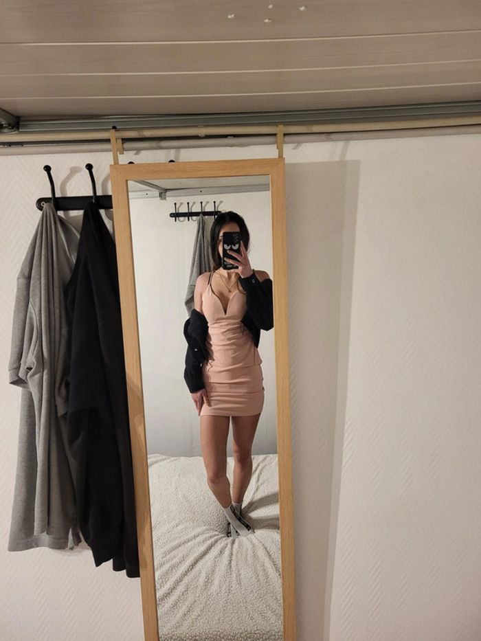 Belle robe rose avec dentelle ! - photo numéro 2