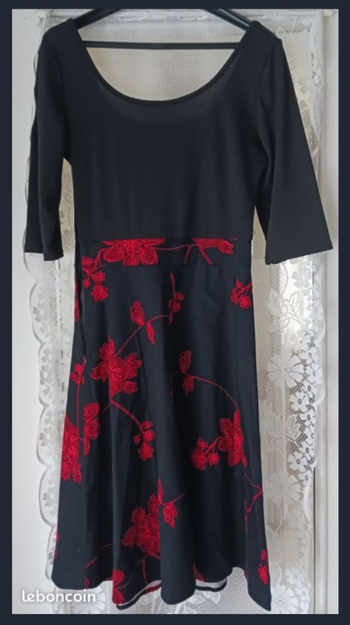 Robe à fleurs - noir, rouge - photo numéro 2