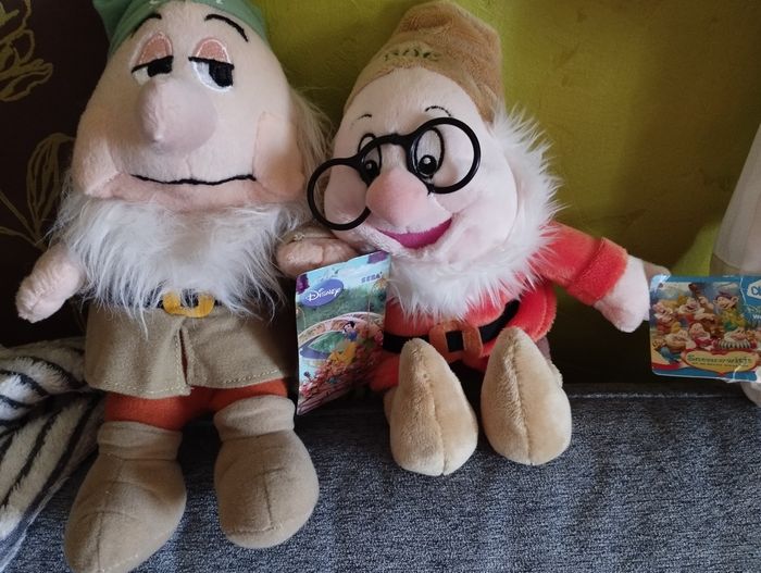 Lot 2 peluches Disney les septs nains