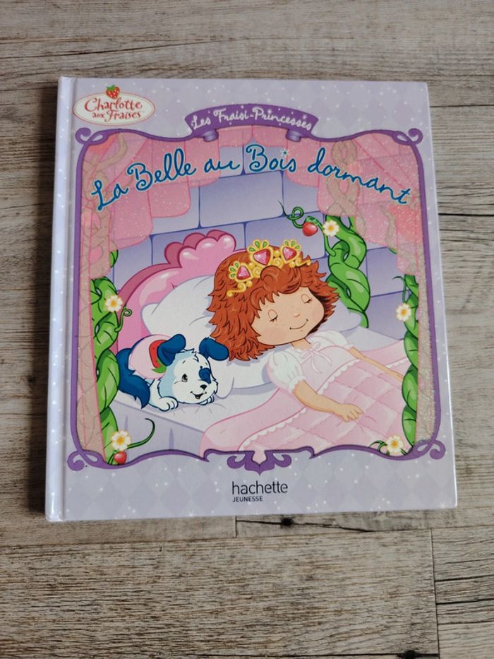 Livre "la belle au bois dormant" Charlotte aux fraises