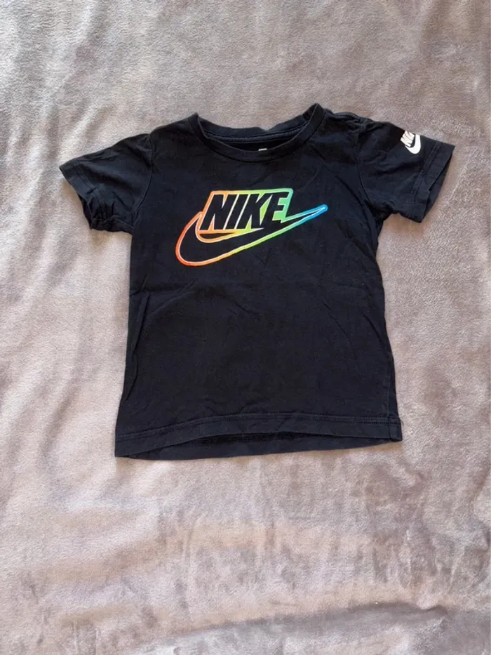 T-shirt Nike noir garçon taille 3 ans noir en très bon état. - photo numéro 2