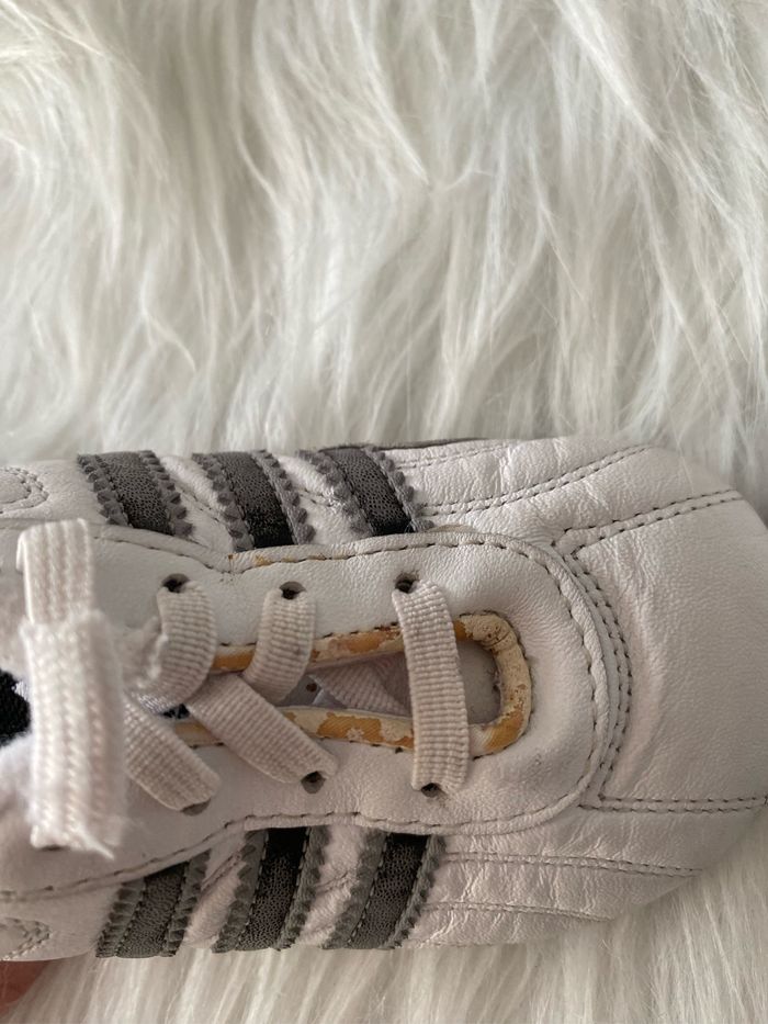 Basket adidas Taille 19 - photo numéro 2
