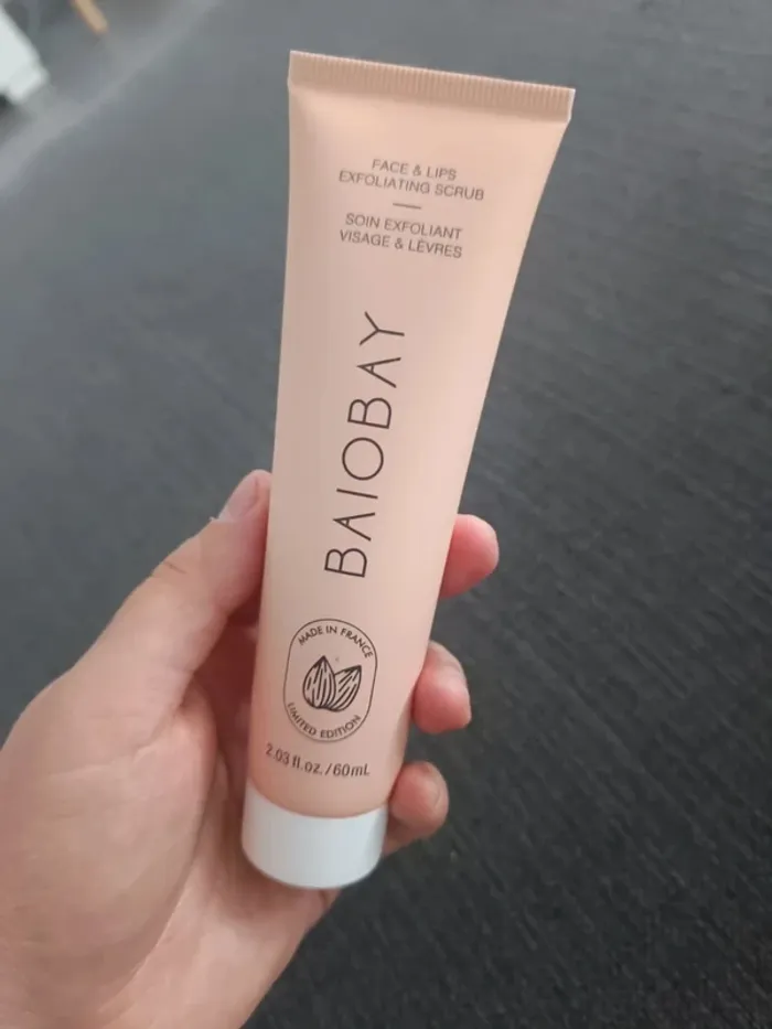 Soin exfoliant visage et lèvres