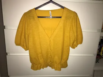 Haut couleur moutarde