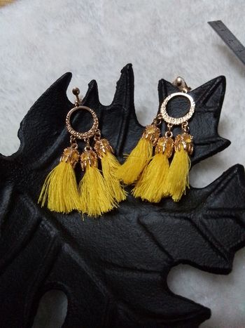 Clips doré et pompons jaune