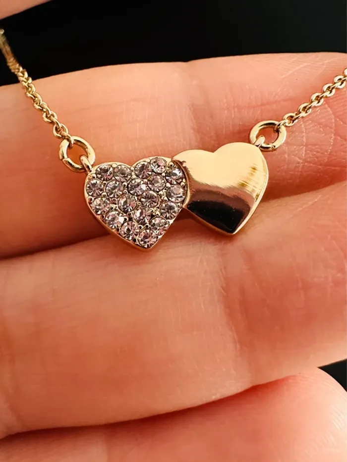 Collier DKNY doré double cœur strass – authentique, raffiné, neuf - photo numéro 6