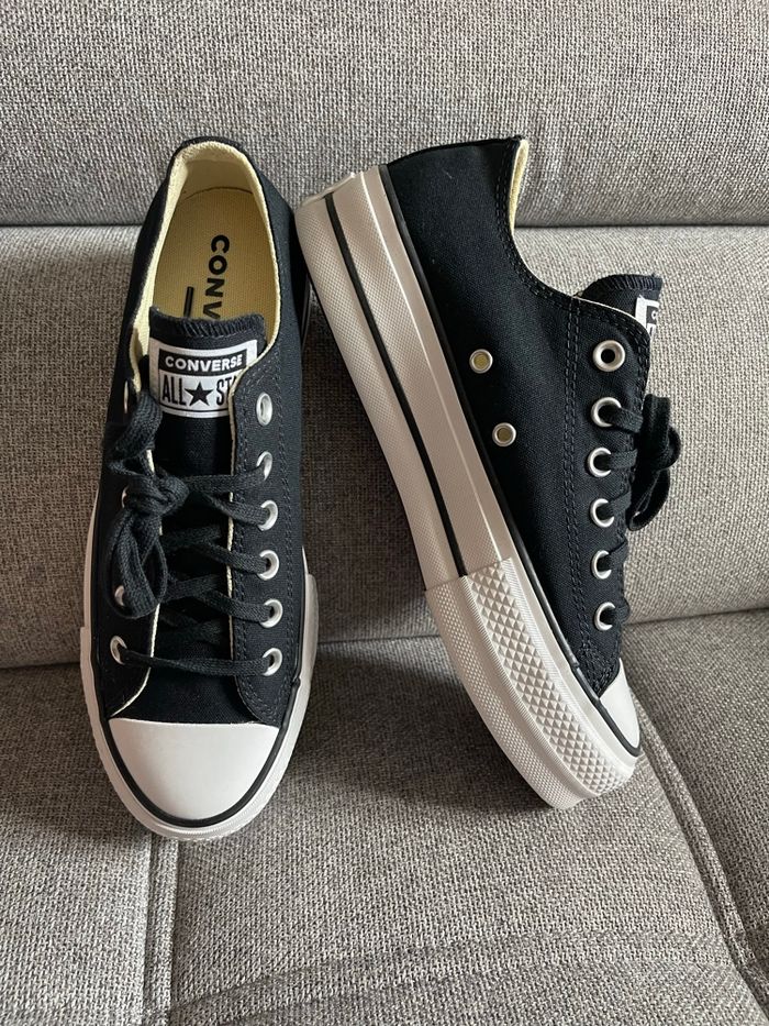 Converse 39 plate-forme basse noire Neuve sans étiquette sans boîte