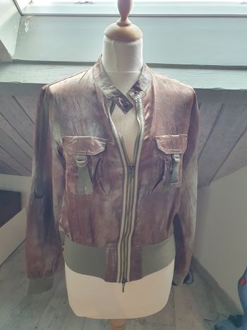 Blouson satiné kaki et brun.