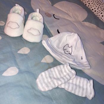 Ensemble chausson , gant , bonnet