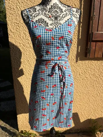 Très jolie robe à bretelles taille M
