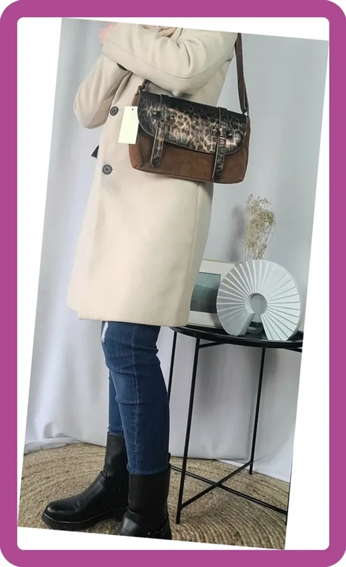 Sac bandoulière à rabat en cuir daim et cuir irisé, Cognac, NEUF avec étiquette - photo numéro 3
