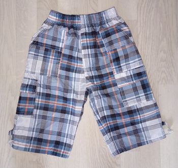 Bermuda léger à carreaux bleus et gris clairs 
T. 8 ans