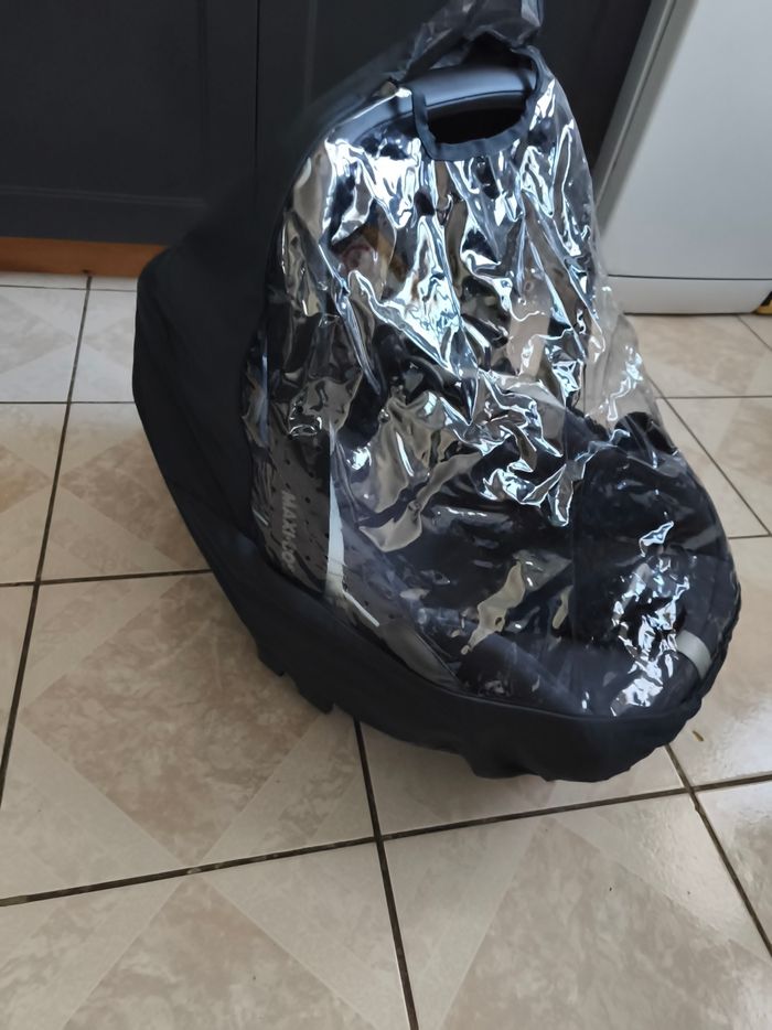 Cosy Pebble pro Maxi Cosi + housse anti pluie - très bon état - photo numéro 5