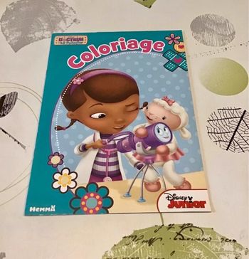 Livre coloriage Disney junior Dc la Peluche