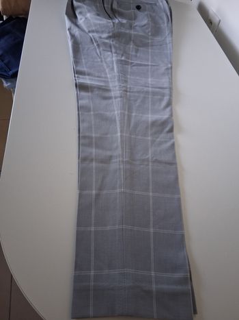 Pantalon homme gris clair et lignes blanches