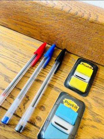 Lot 3 stylos + deux post it Gratuit