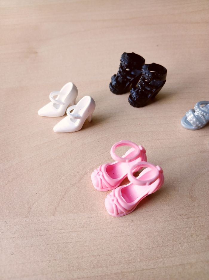 Lot de 4 paires de chaussures à talons & escarpins pour poupée Barbie - photo numéro 2