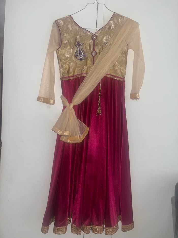 Sari fuchsia et doré taille environ 10 ans