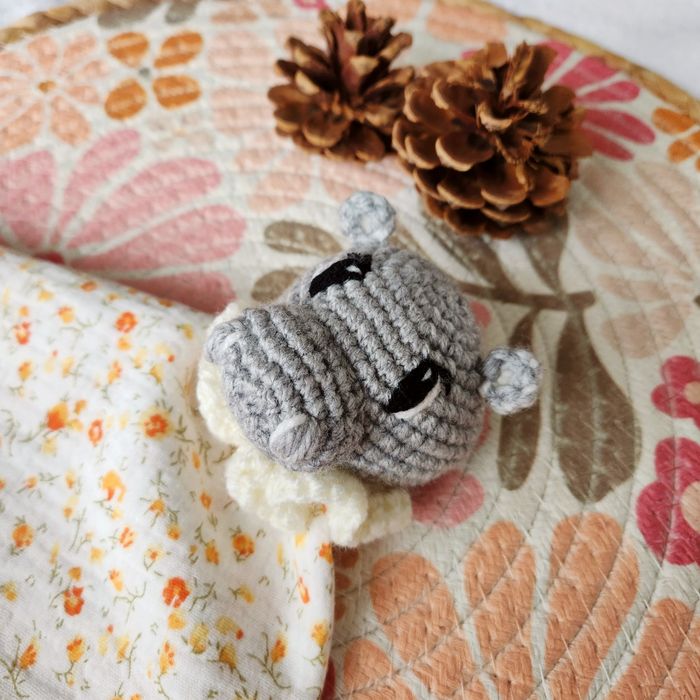 Doudou lange Hippolyte l’Hippopotame en crochet fait main cadeau de naissance anniversaire personnalisable