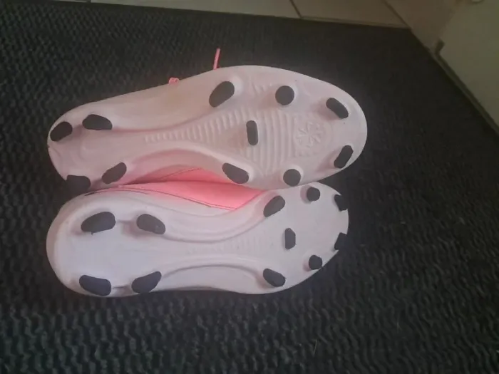 Crampons Nike 38.5 - photo numéro 8