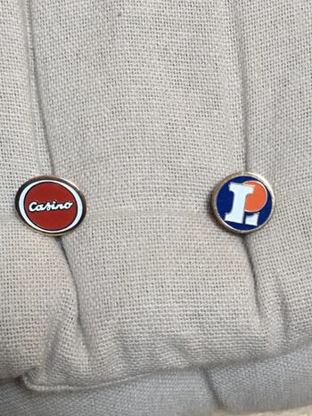 Lot de 2 pin's Supermarchés