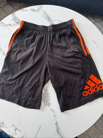 🏃‍♂️ Short Adidas noir et orange – confort et style sportif ! 🧡