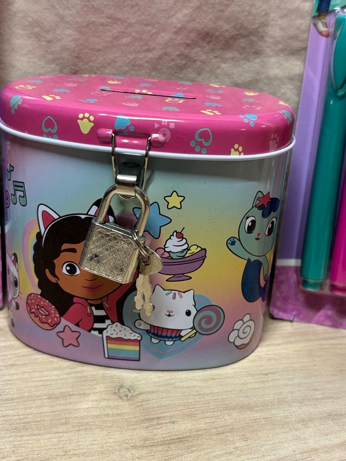 Lot Gabby chat Gabby’s Dollhouse Tirelire + 2 porte-clés à colorier Marine et P’ti chou - photo numéro 4