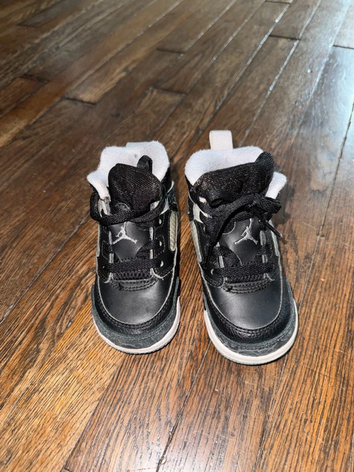 Baskets Jordan taille 22 - photo numéro 2