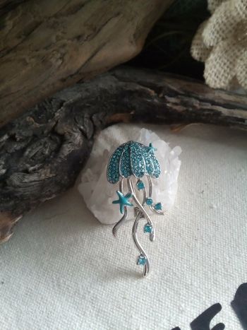 Broche méduse bleue