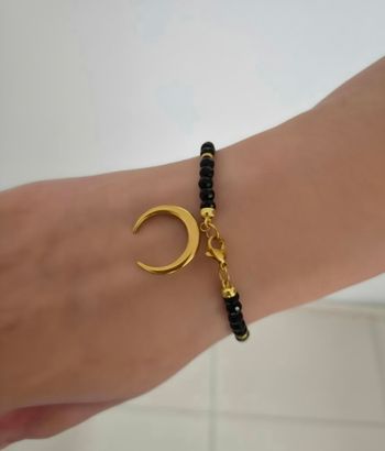 Bracelet petites perles noires et breloque lune
