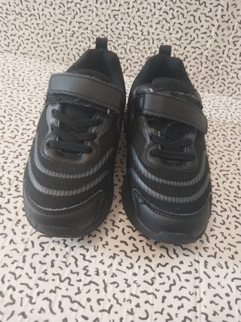 baskets noires enfant pointure 28 style air – districenter – très bon état