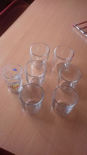 7 verres à eau.