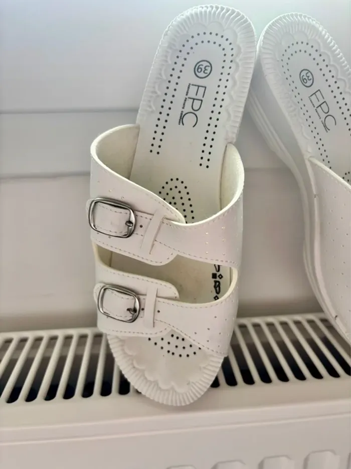 Claquettes neuves blanche taille 39 - photo numéro 4