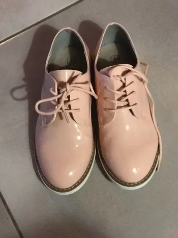Chaussures vernies neuves