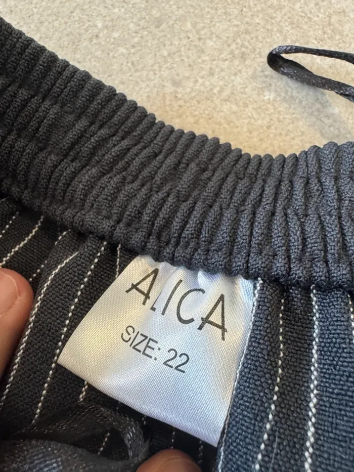 Pantalon navy Alica, taille 22, neuf élastique à la taille, 36*100cm - photo numéro 3