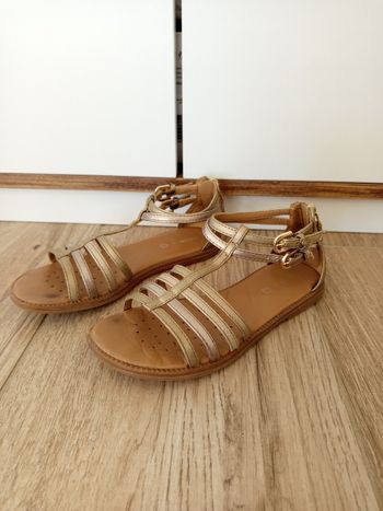 Paire de sandales en cuir doré Geox pointure 34 