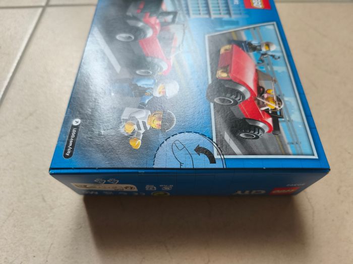 LEGO City 60392 :La course-poursuite de la moto de police - photo numéro 4