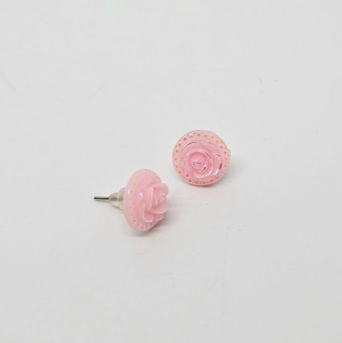Paire de boucles d'oreilles.
Neuve.
Fleur rose ronde