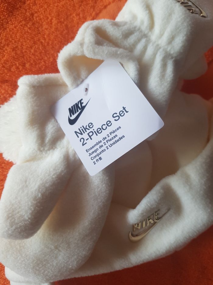 Magnifique endroit bonnet et moufles taille unique nike authentique neuf avec étiquette 🏷 - photo numéro 3
