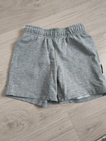 Short court de sport. Garçon 5ans